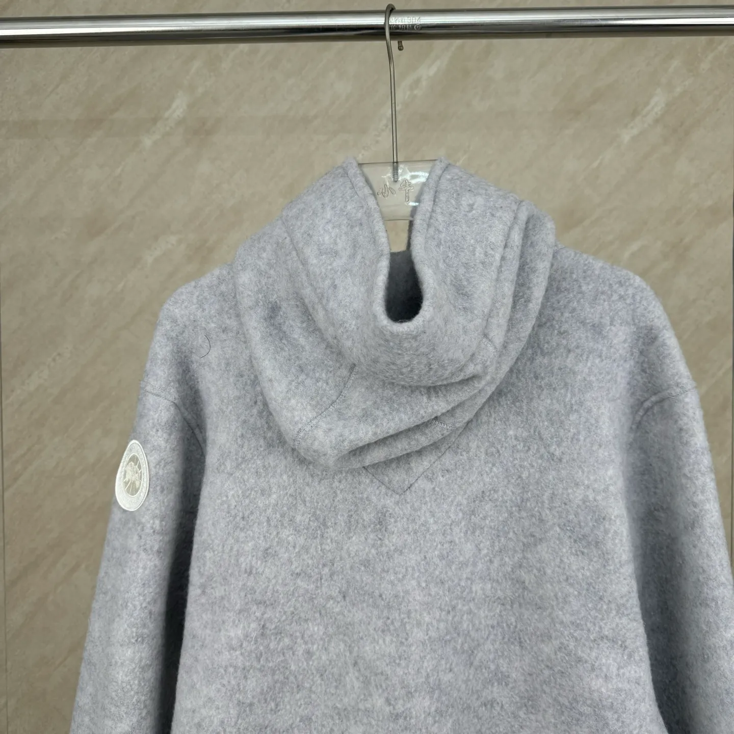 P810 Canada Goos Fleece Badge Hooded Jacket SIZE S/M/L/XL The fabric is made of wool as the main body, with a very small amount of spandex and polyester fiber blended into the wool fleece fabric. The sleeves and hem are closed with 2×2 ribbing. Its strong elasticity can closely fit wrists and waists of different thicknesses, forming an effective 'seal' to prevent cold wind from blowing back. It can still maintain its original shape after repeated stretching and use, and is not easy to loose and deform. And the ribbed cuffs can convey a sense of design and enhance the visual beauty.